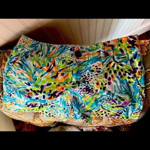 Beautiful Lily Pulitzer size 10 shorts great condition multi colored